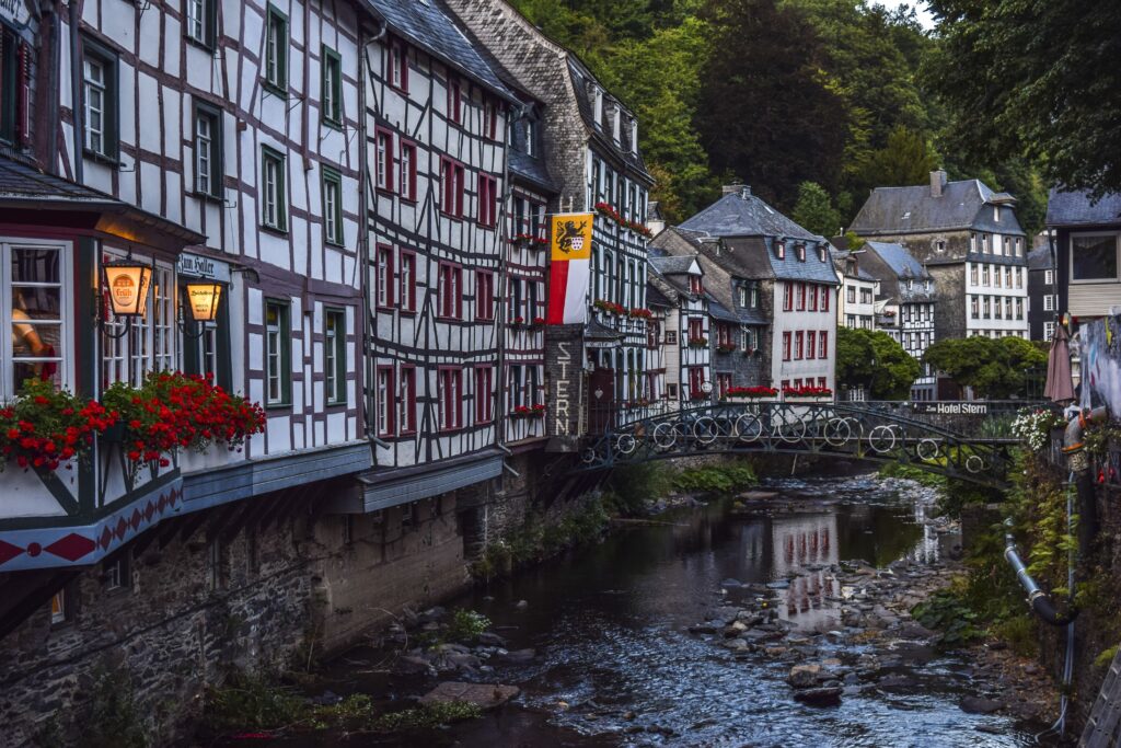 miethausverwaltung-fachwerk-fachwerkhaus-fluss-haeuserfront-flusstal-hotel-stern