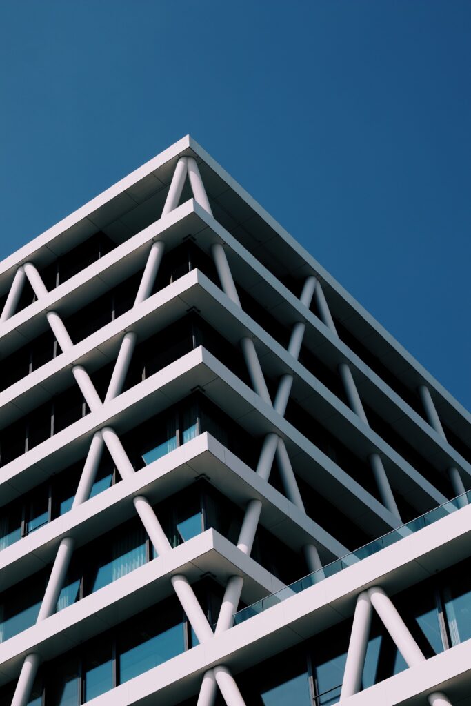 miethausverwaltung-moderne-architektur-fassade-säule-säulen-bauhaus-glas-blauer-himmel