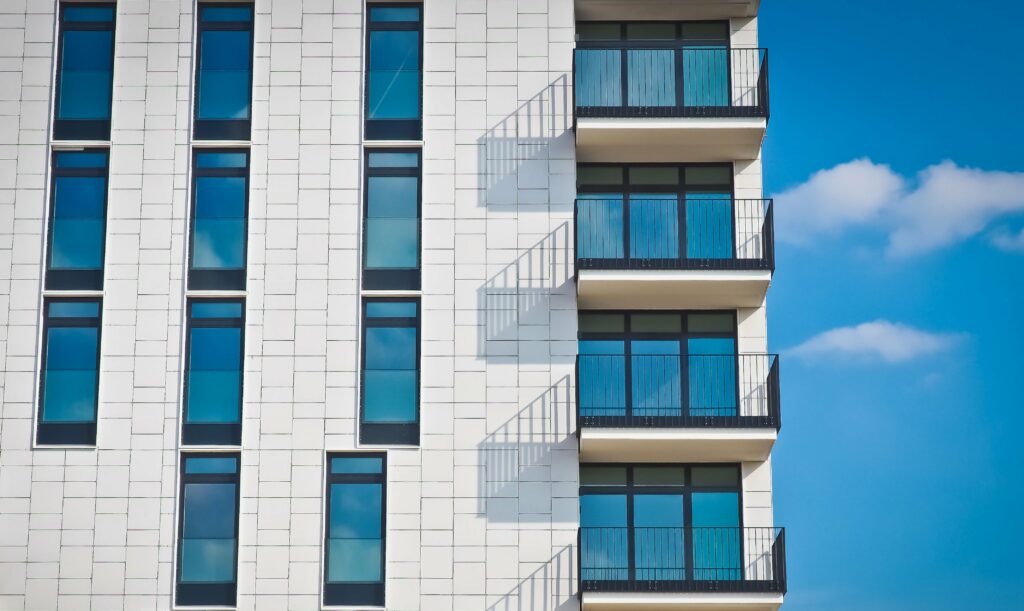 fassade-balkon-hausverwaltung-modern-architektur-blauer-himmel-erstbezug-stadt