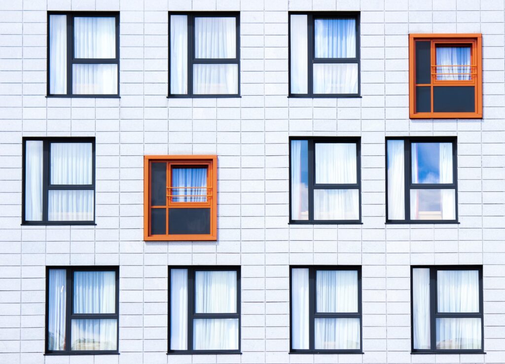 vertrieb-makler-fassade-fensterrahmen-orange-hausverwaltung-modern-stadt-zuhause