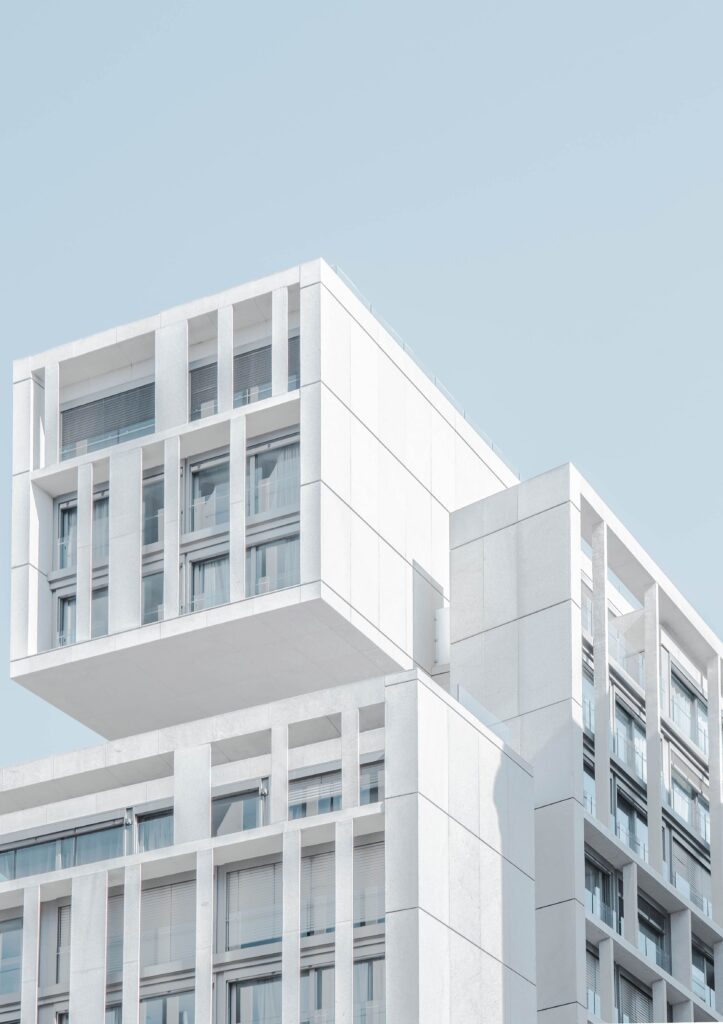 miethausverwaltung-blauer-himmel-moderne-architektur-bauhaus-mehrfamilienhaus-loft