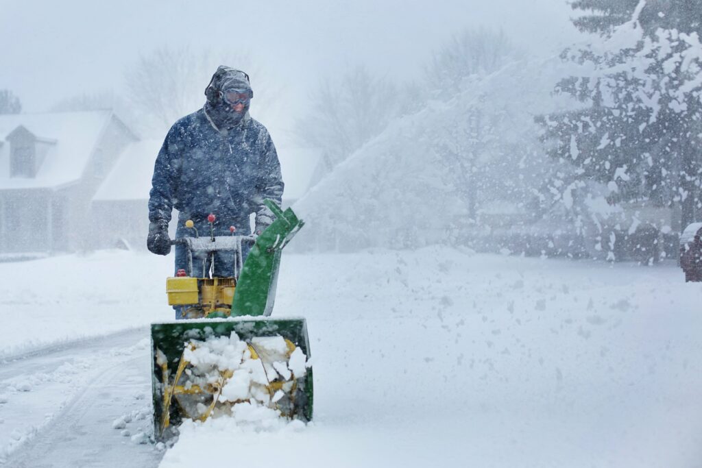 hausmeister-schnee-schieben-winterdienst-raeumen-schneefräse-winter-hausmeisterdienst